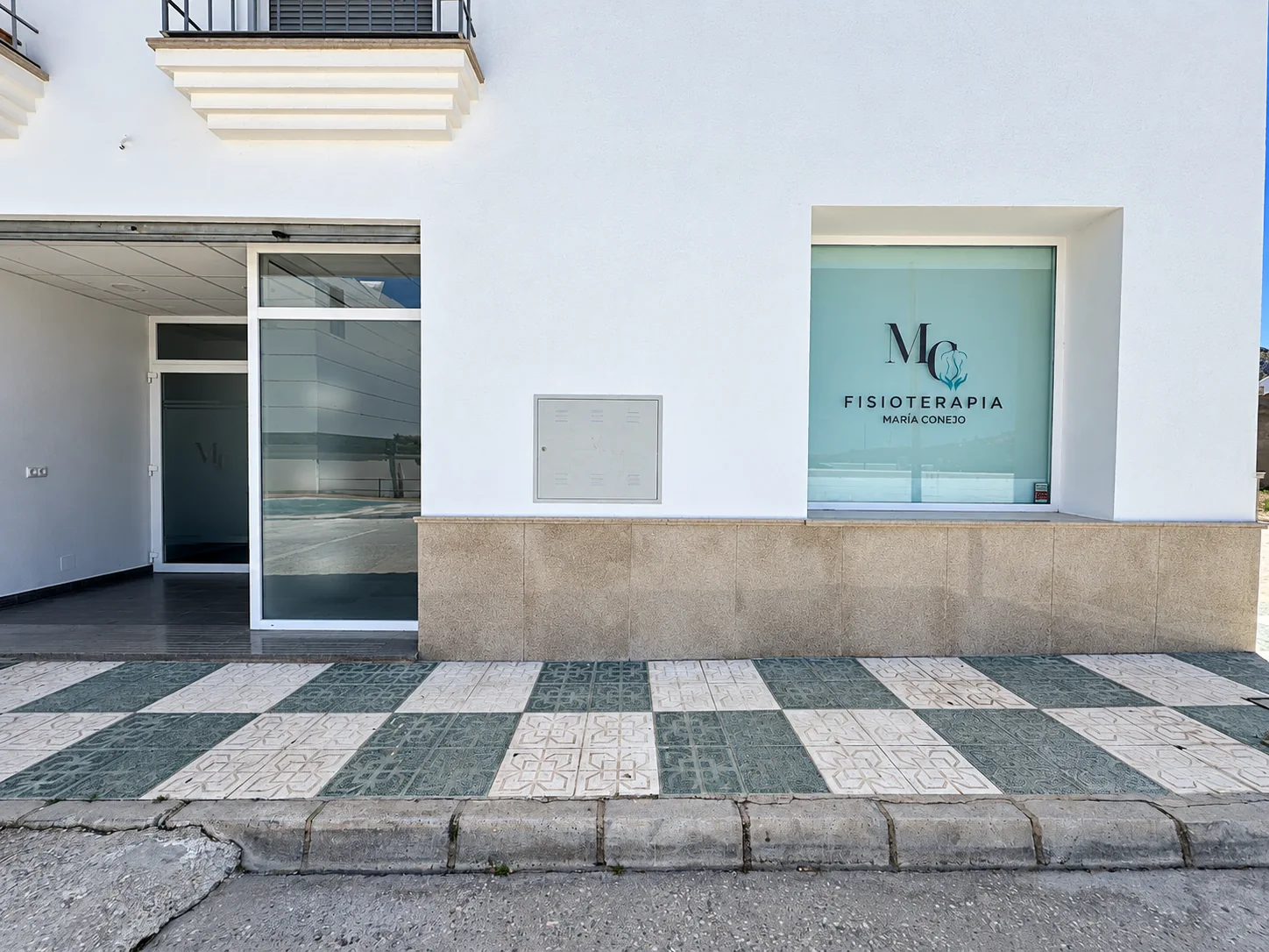 Fachada de la clínica en C. Fuente Toril, 24