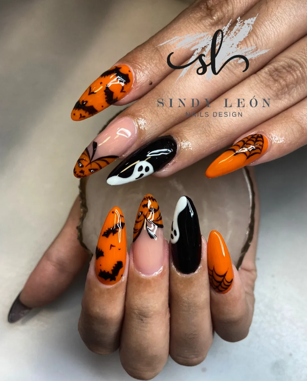 Diseño temático de Halloween en negro y naranja