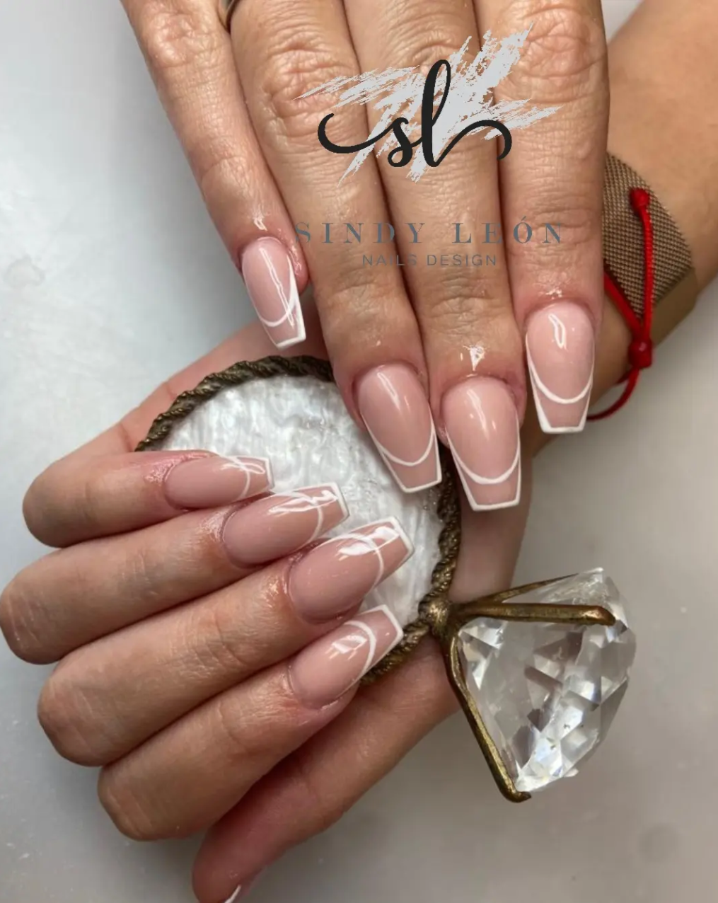 Francesa nude con contorno blanco fino