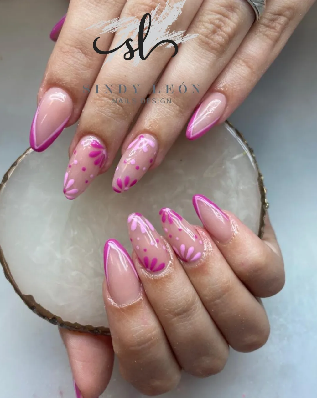 Francesa magenta con flores rosas