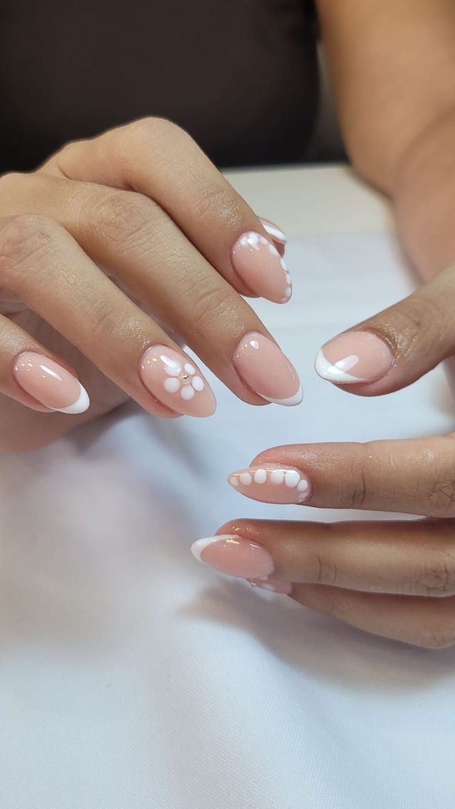 Manos recibiendo un tratamiento de manicura francesa en el estudio