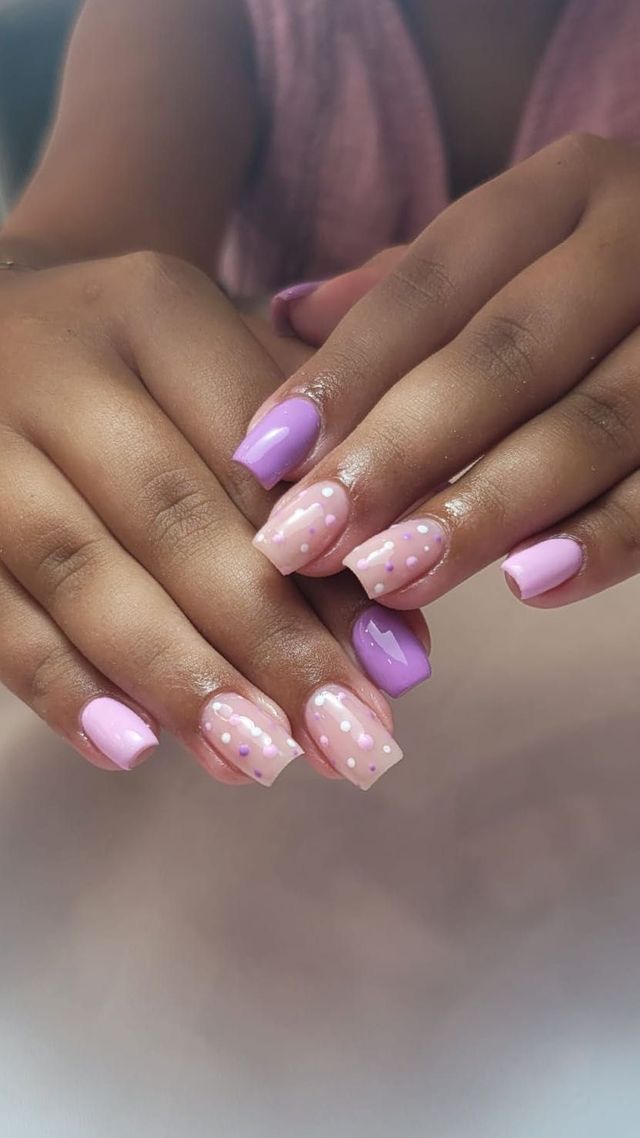 Uñas cuadradas lila y nude con lunares blancos y lilas