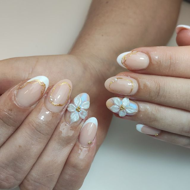 Francesa con contorno dorado y flores blancas en 3D