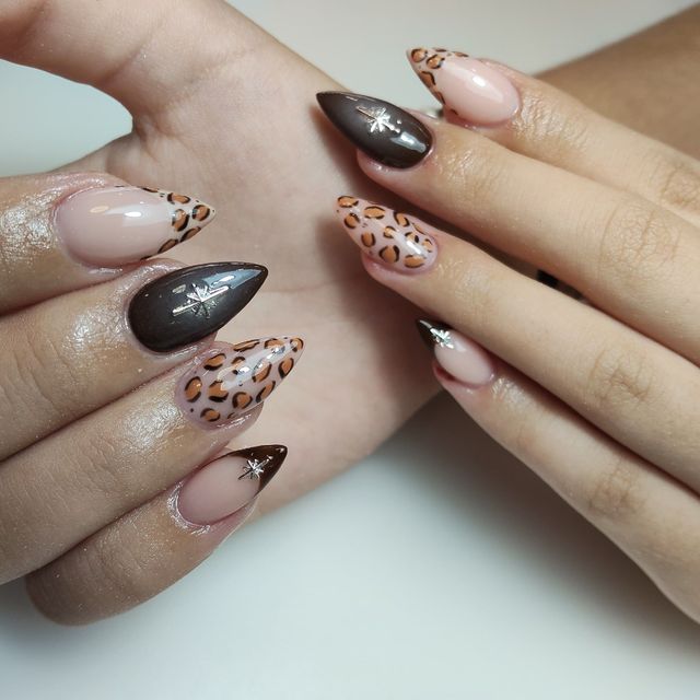 Animal print en marrón oscuro con charm de estrella plateada