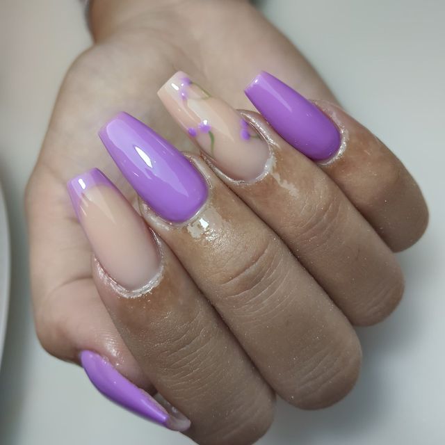 Uñas lila con acento floral en la uña anular