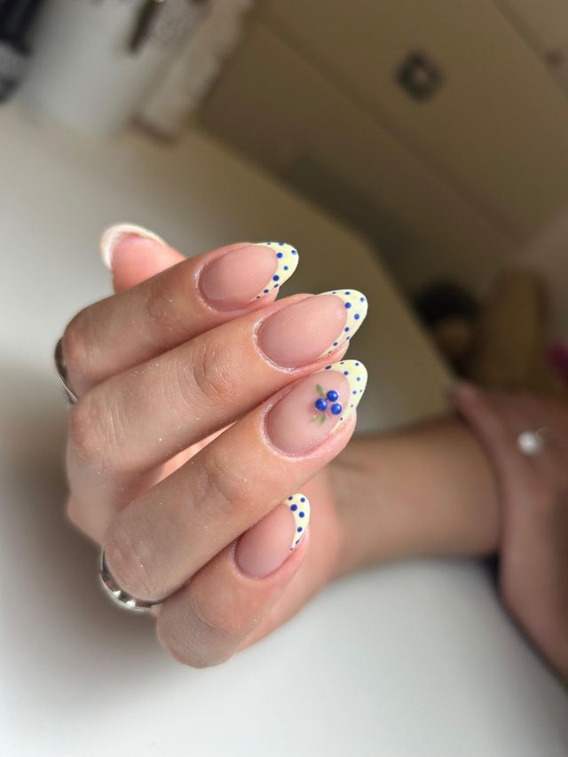 Francesa fina con lunares azules y arándanos pintados a mano