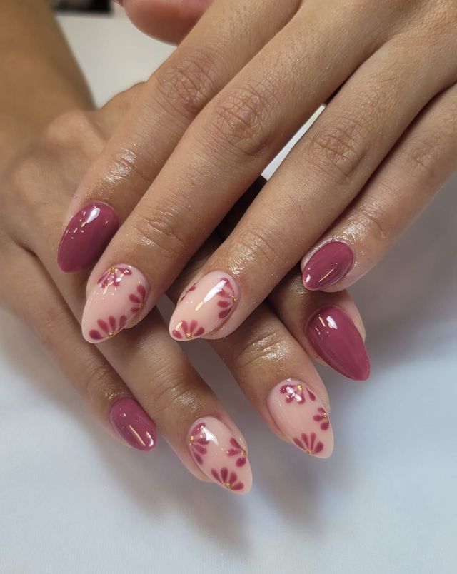 Base burdeos con flores pintadas a mano y pedrería dorada