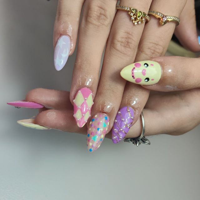 Diseño muy elaborado multicolor con rombos, lunares y detalle de carita