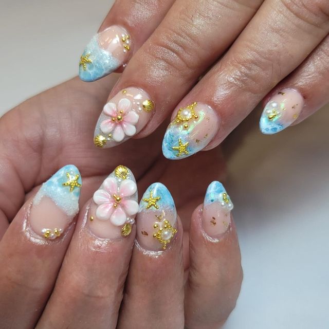 Diseño marino muy elaborado con flores 3D, conchas y pedrería dorada