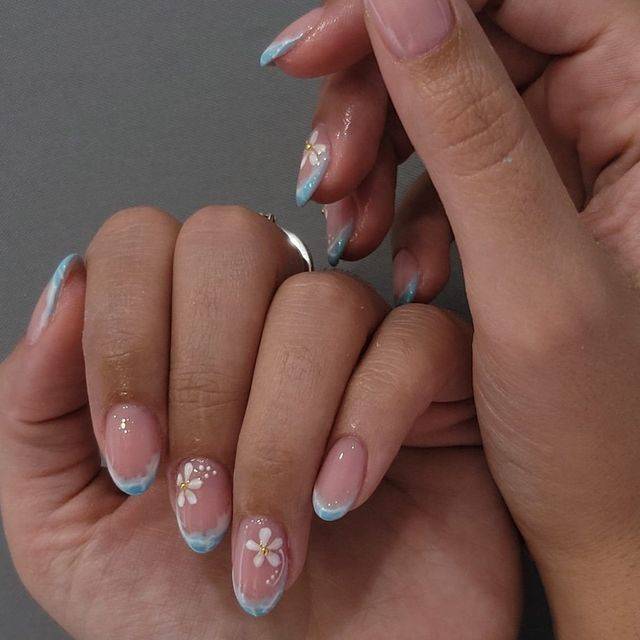 Francesa azul pastel con margaritas pintadas a mano
