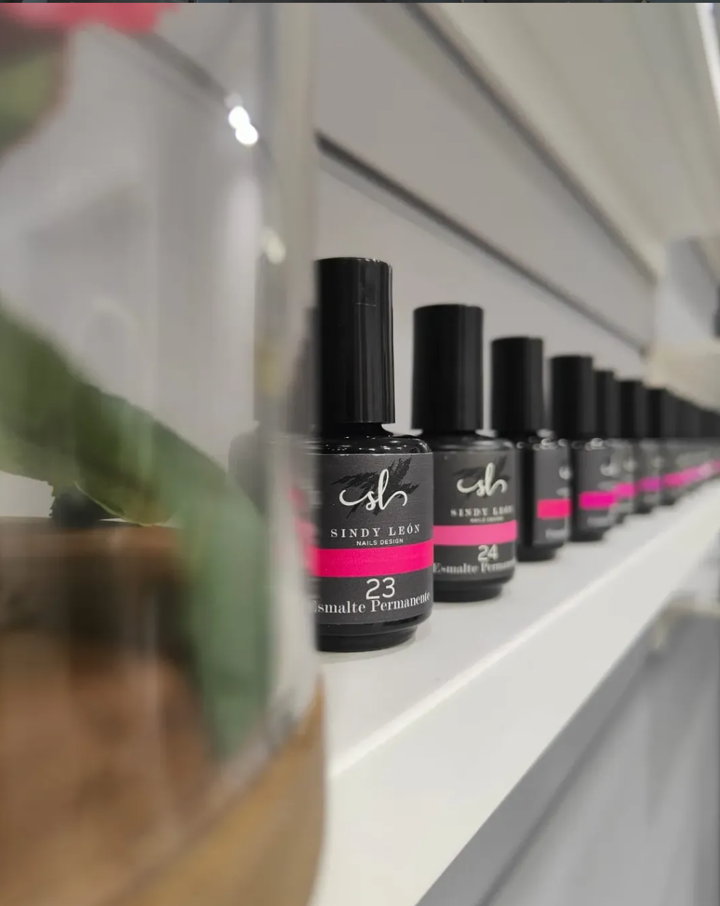 Estante con varios tonos de esmalte permanente de la marca en el estudio