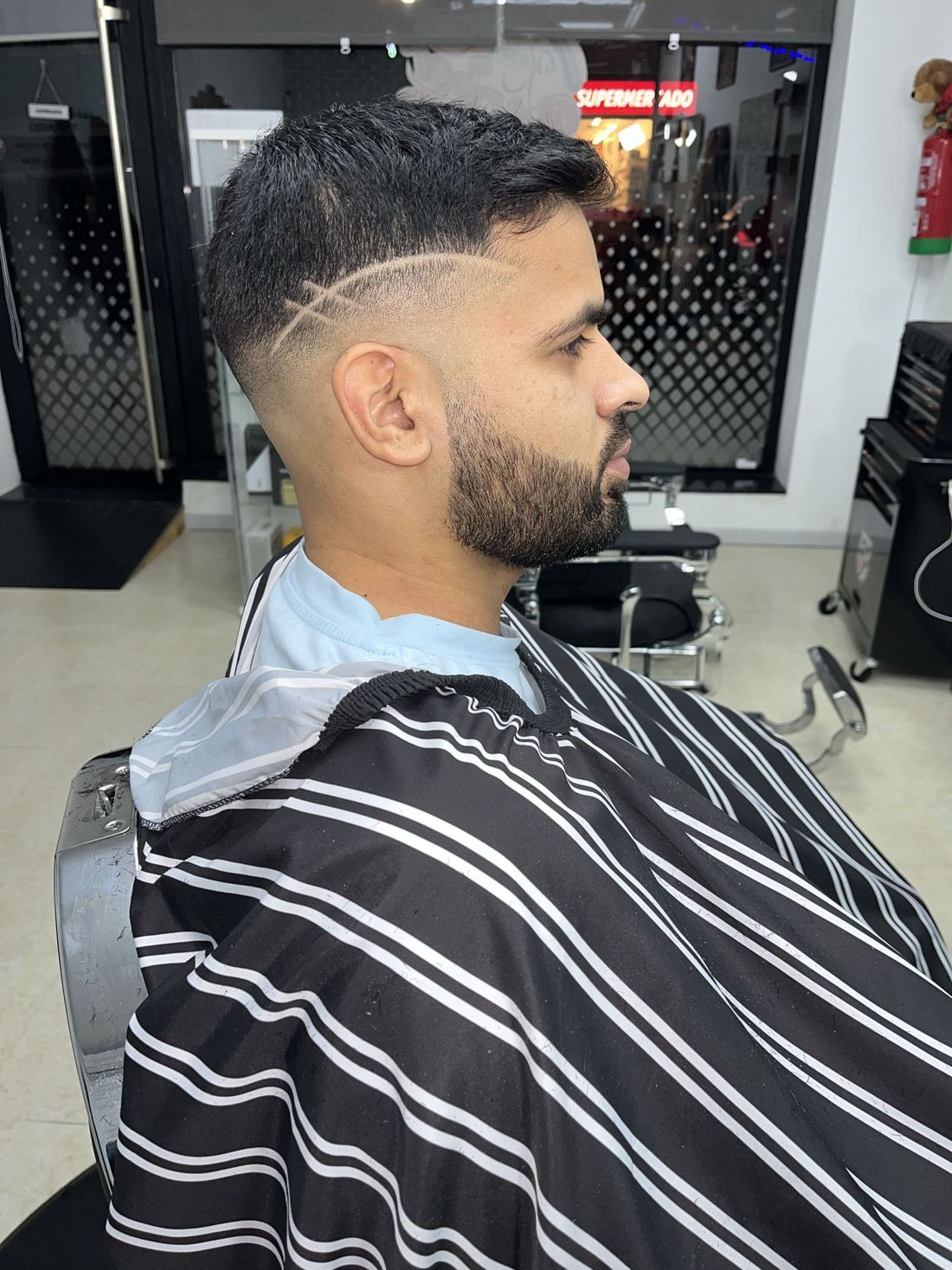 Línea a cuchilla y barba perfilada