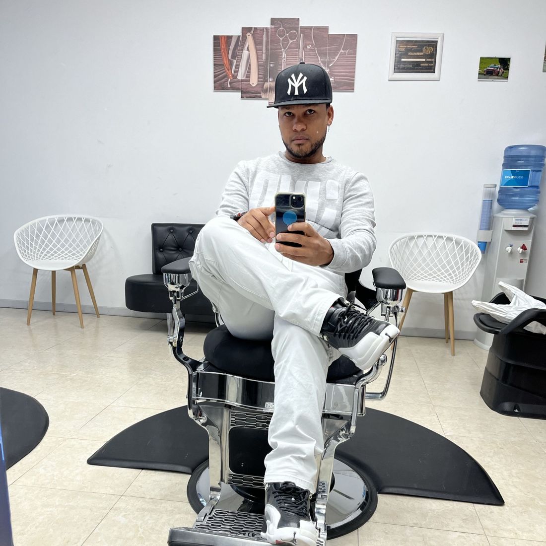 Yeison en el sillón de su barbería
