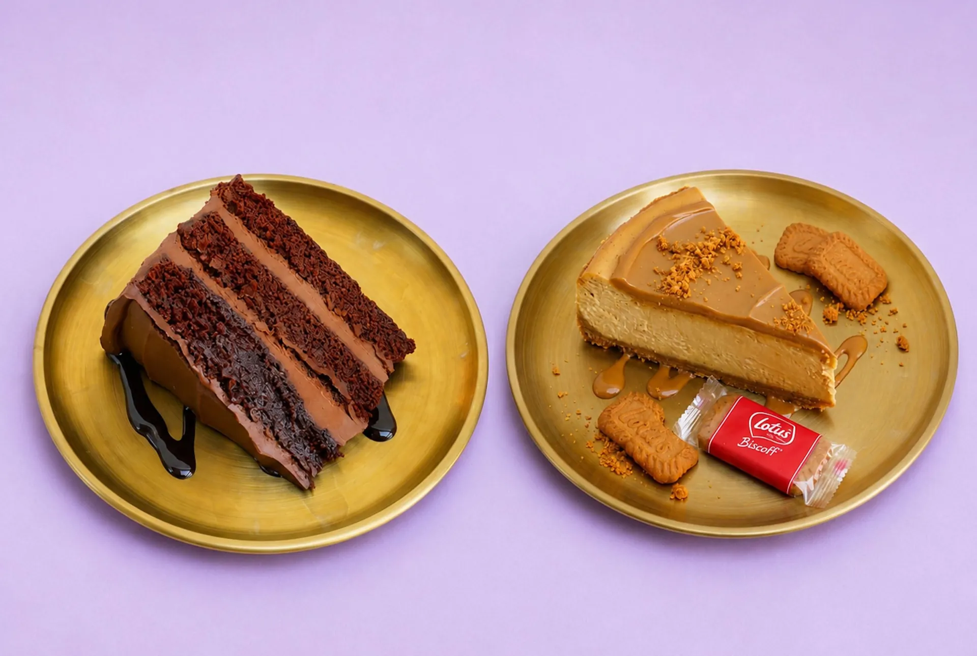 Porción de muerte por chocolate y cheesecake Lotus sobre platos dorados