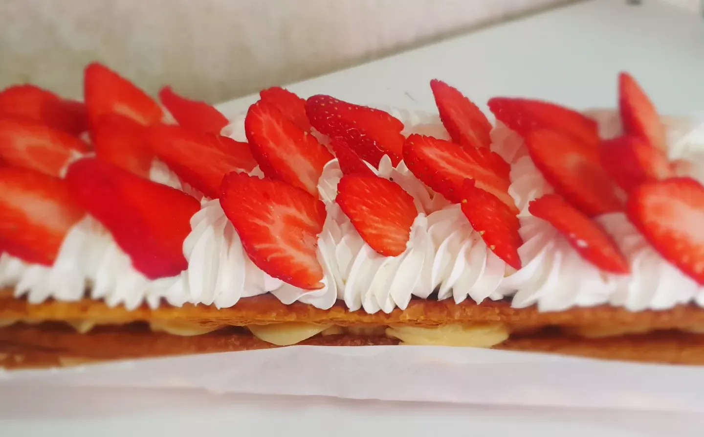 Milhojas de fresa con nata y crema pastelera