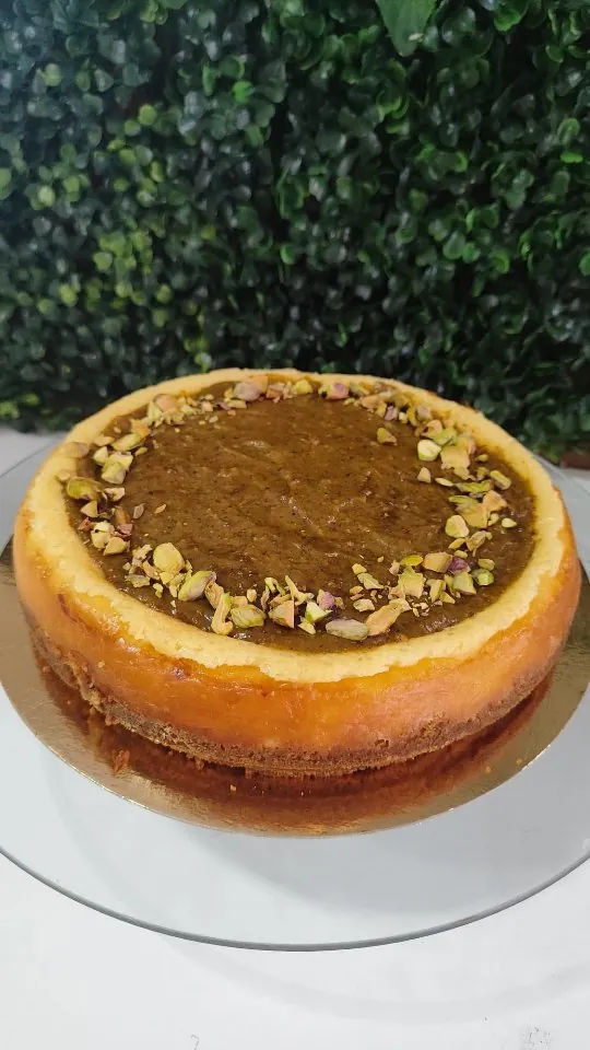 Cheesecake de pistacho con dátiles