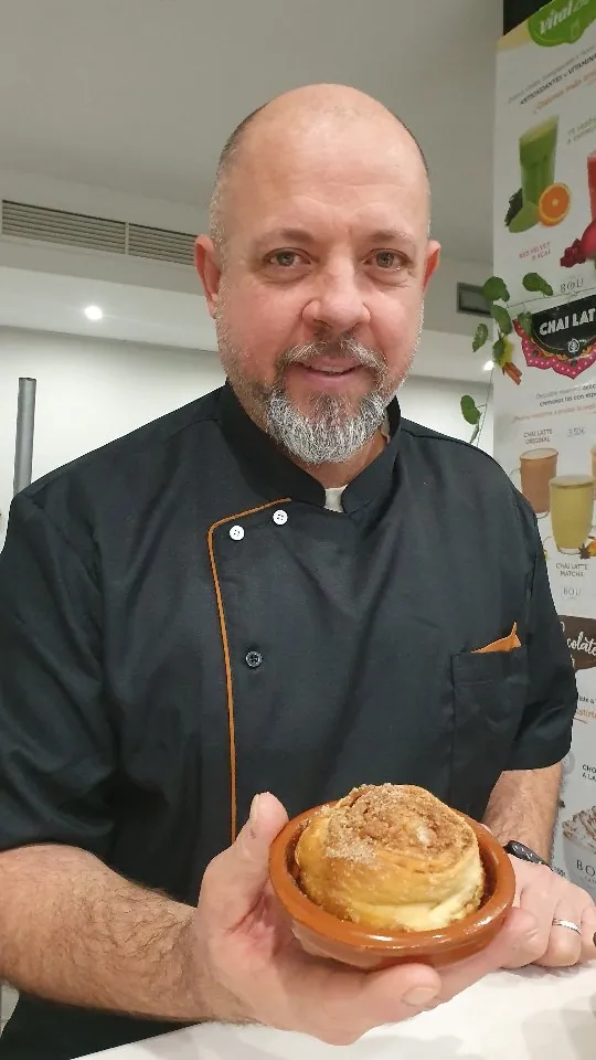 Paul con un rollo de canela