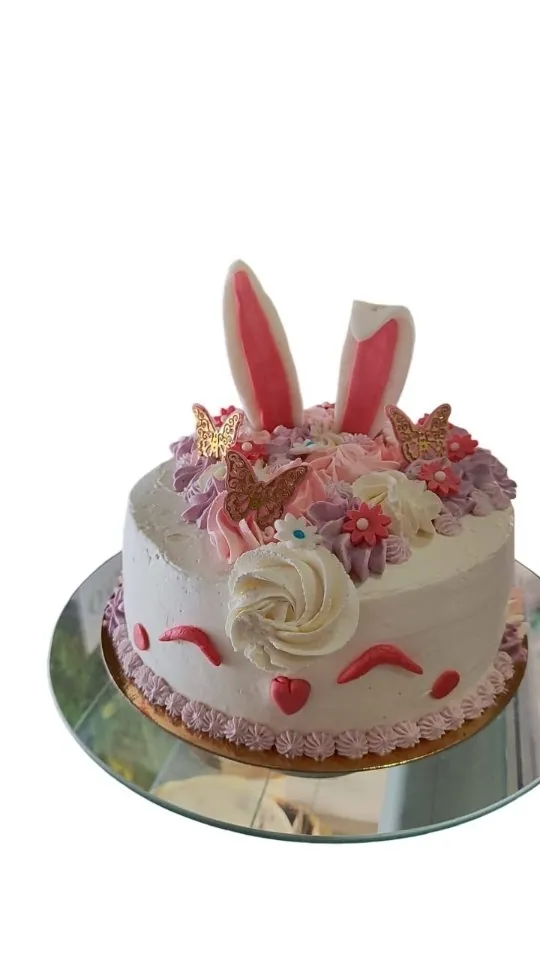 Tarta de conejito con flores