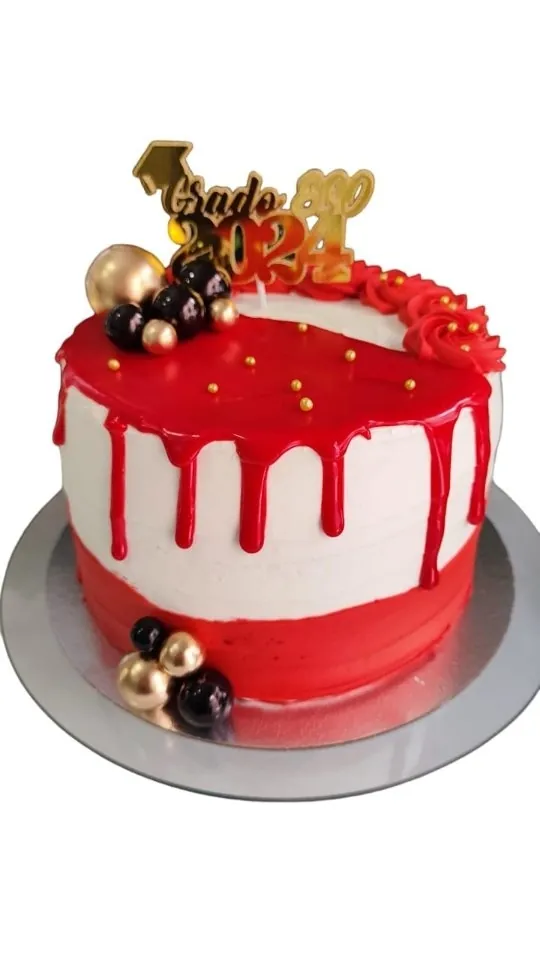 Tarta drip roja con bombones