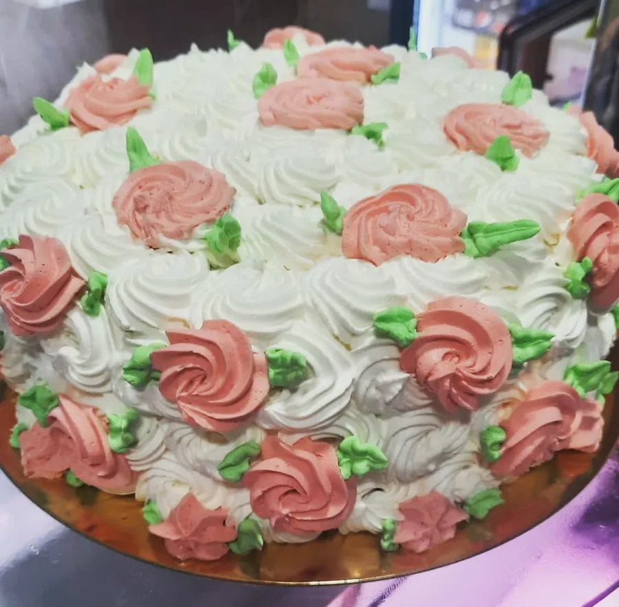 Tarta con flores de nata