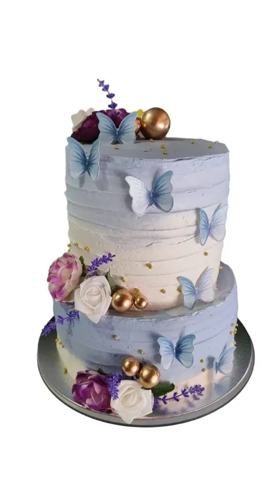 Tarta de dos pisos lila con mariposas