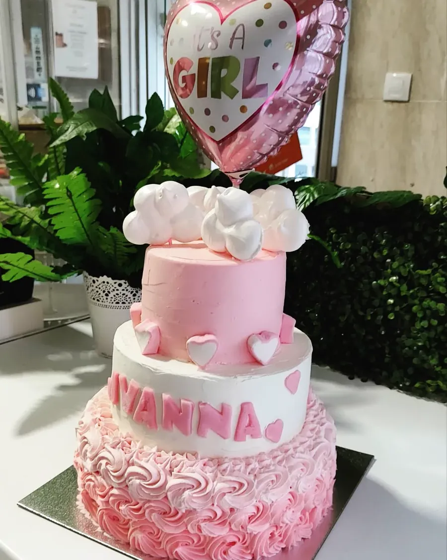 Tarta de pisos rosa con corazones