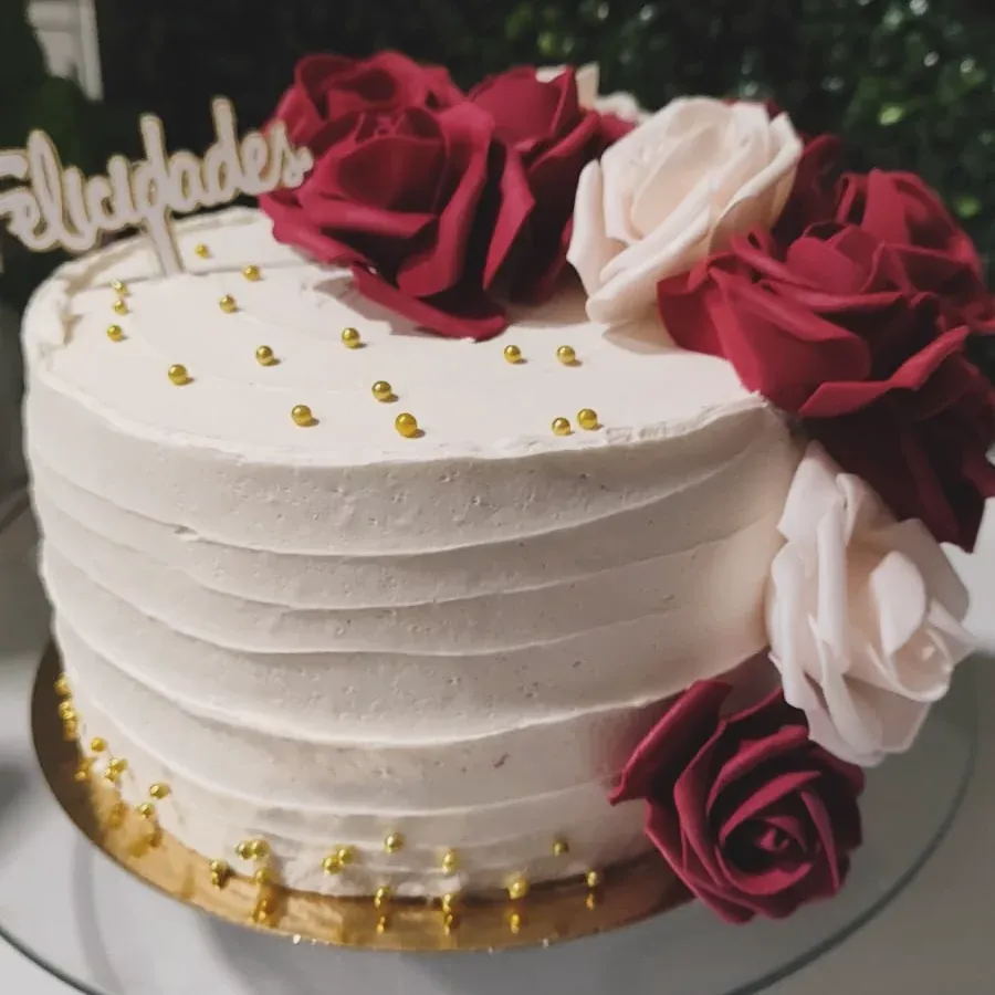 Tarta blanca con rosas