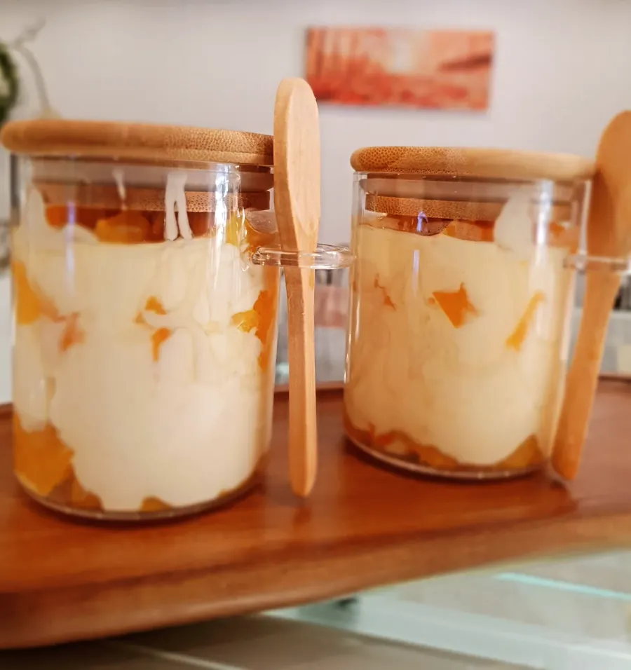 Yogur griego con crema de melocotón
