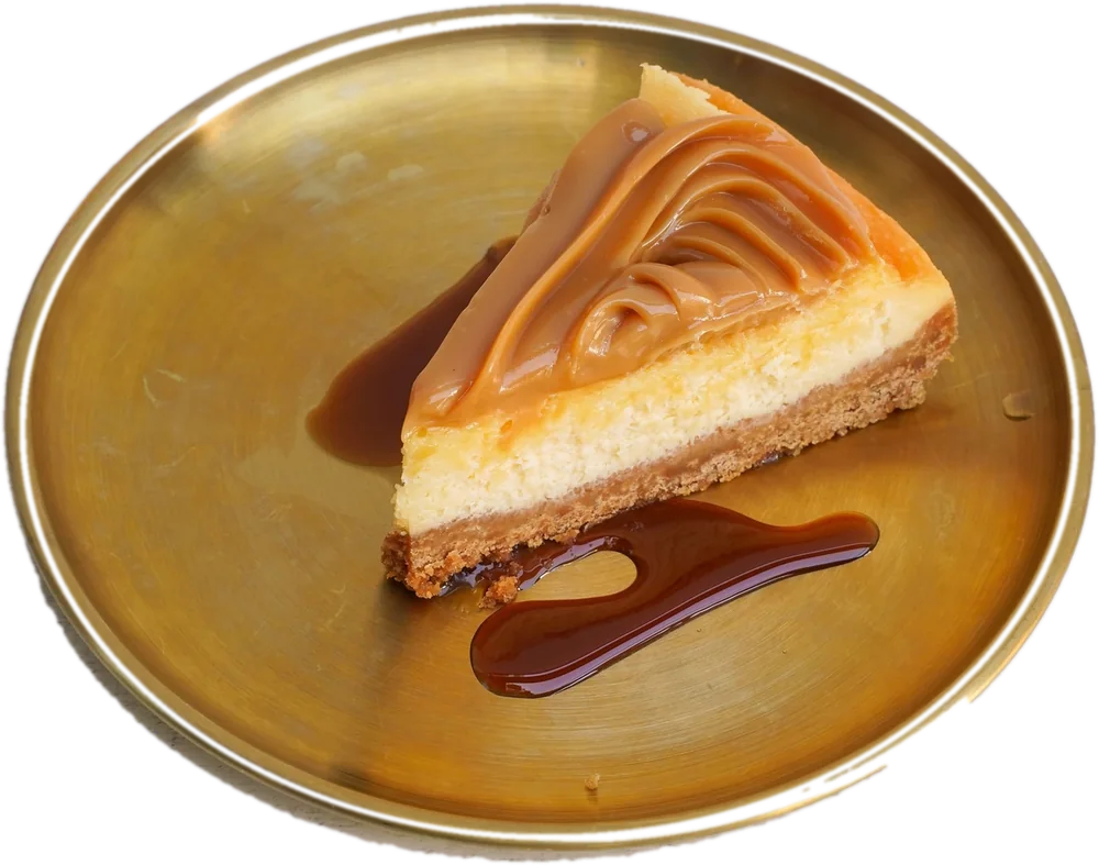 Porción de Cheesecake de dulce de leche en plato dorado