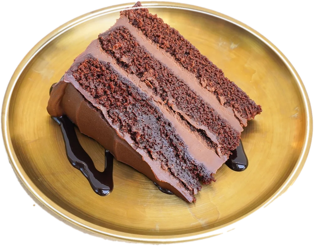 Porción de Muerte por chocolate en plato dorado