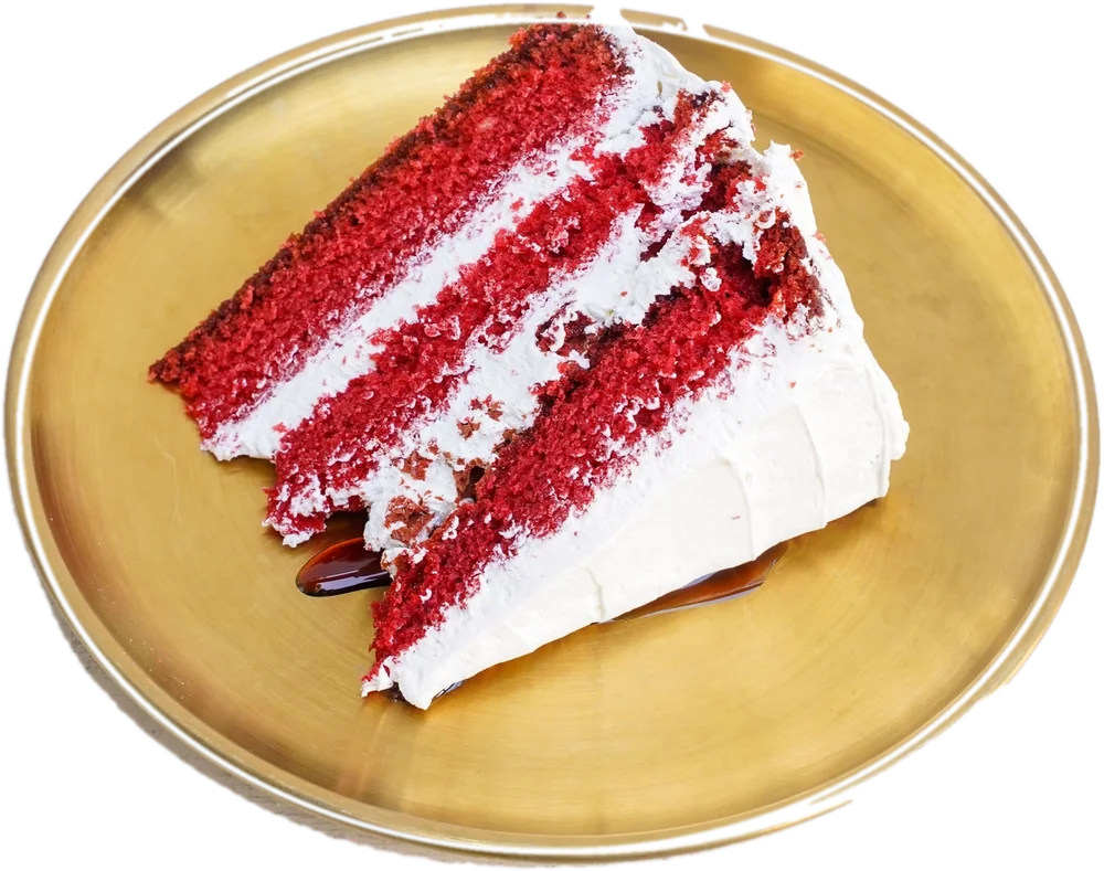 Porción de Red Velvet en plato dorado