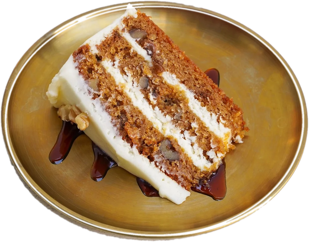 Porción de Tarta de zanahoria en plato dorado