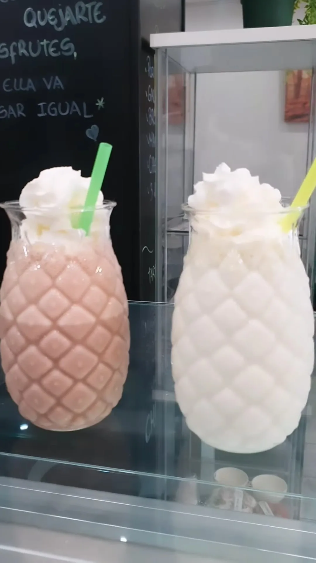 Batidos con nata en vasos con forma de piña