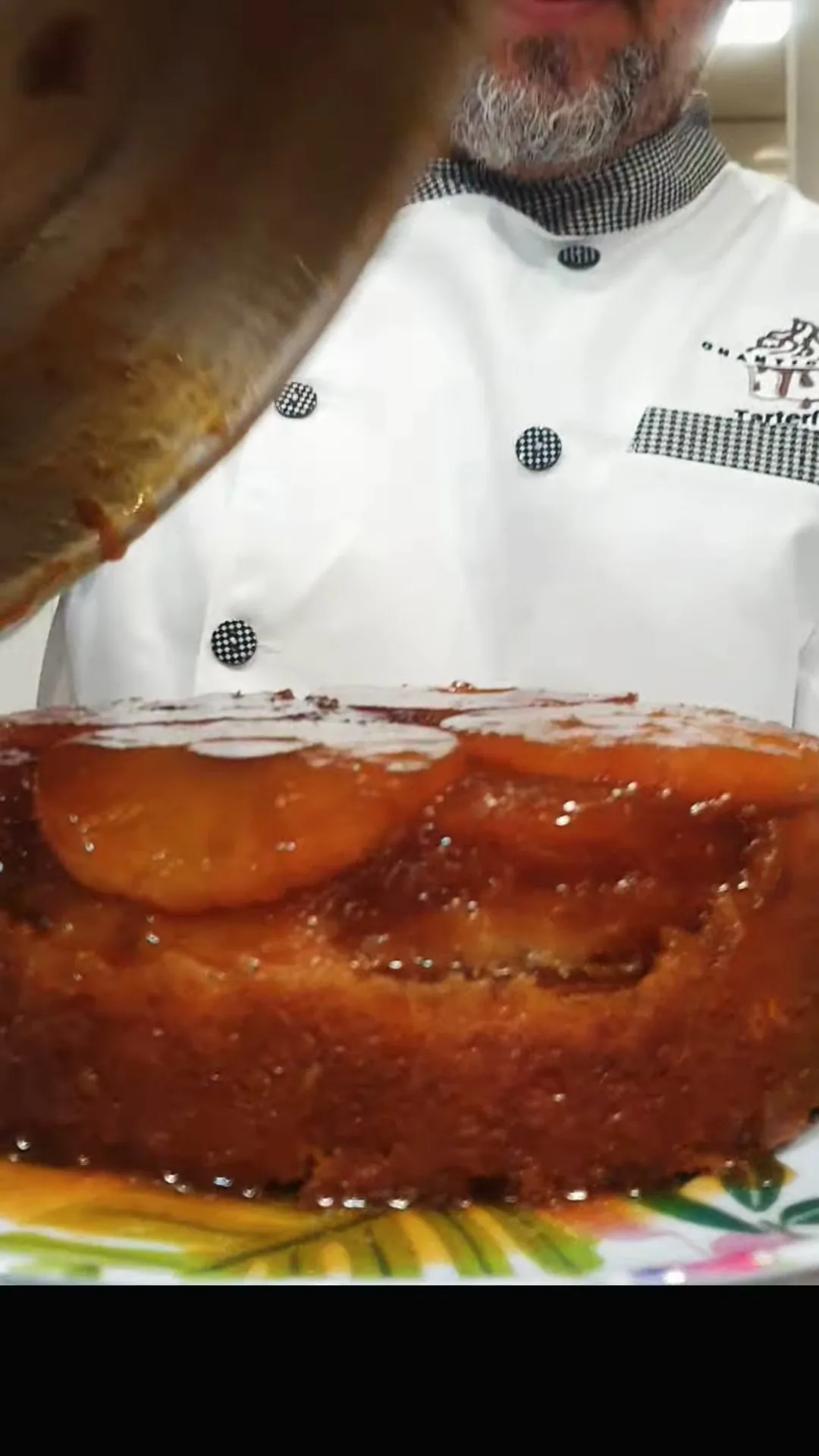 Bizcocho de piña volteado recién desmoldado