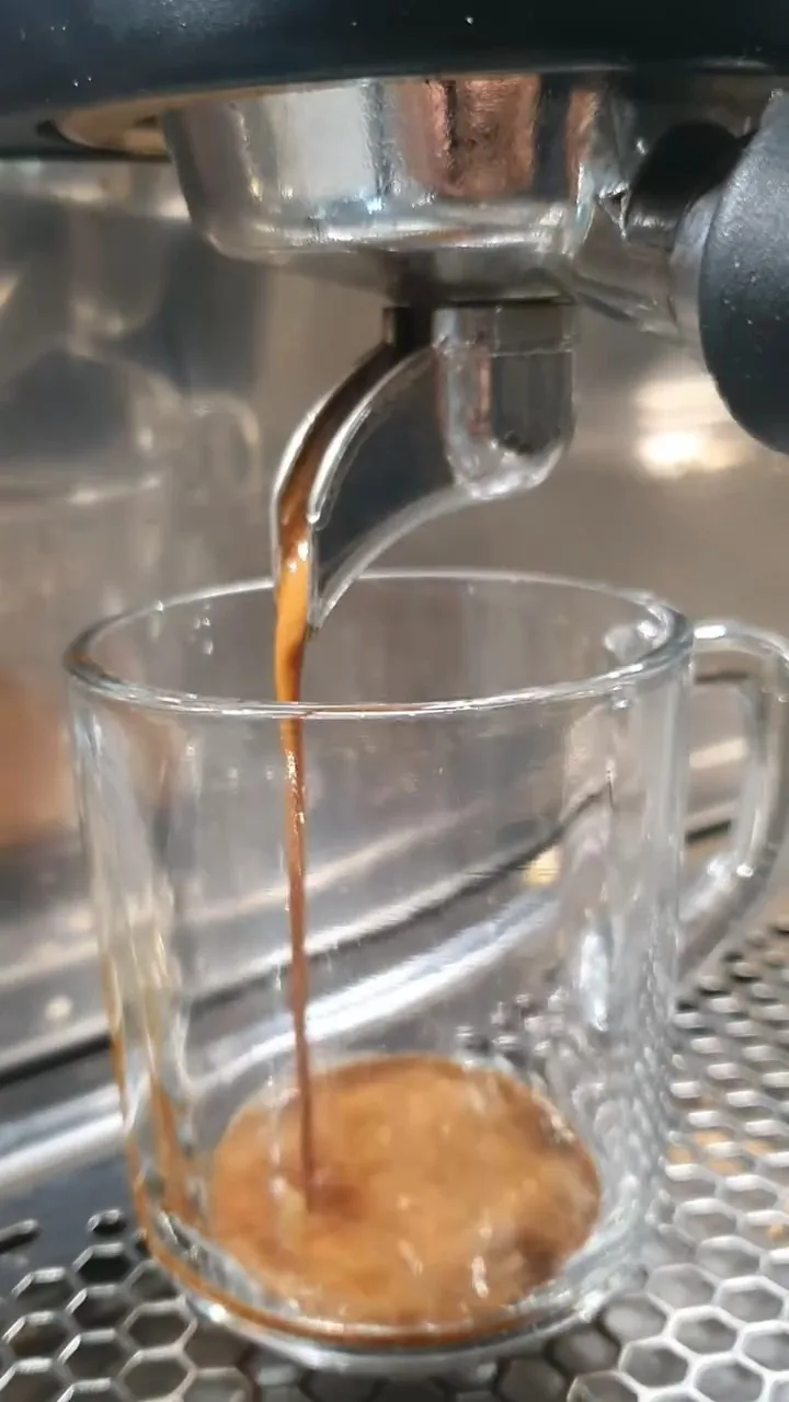 Espresso cayendo en la taza
