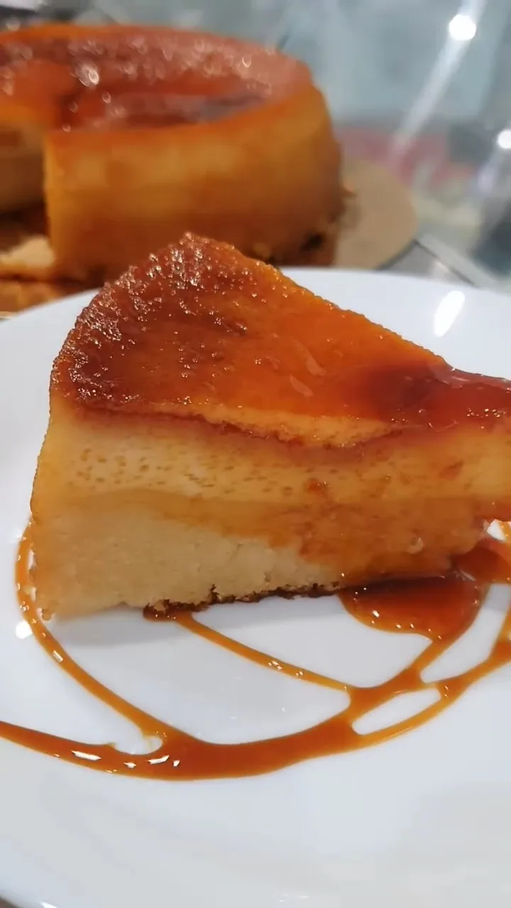 Porción de tarta flan con caramelo