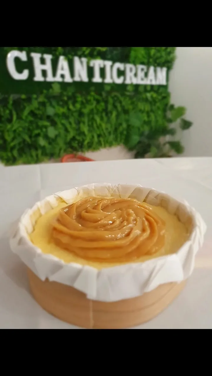 Mini cheesecake delante del muro verde
