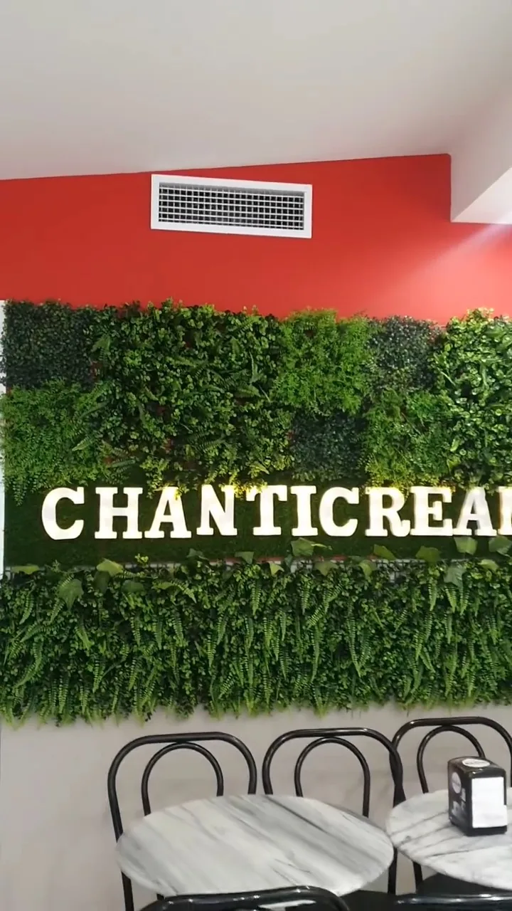 Muro verde con el nombre de Chanticream