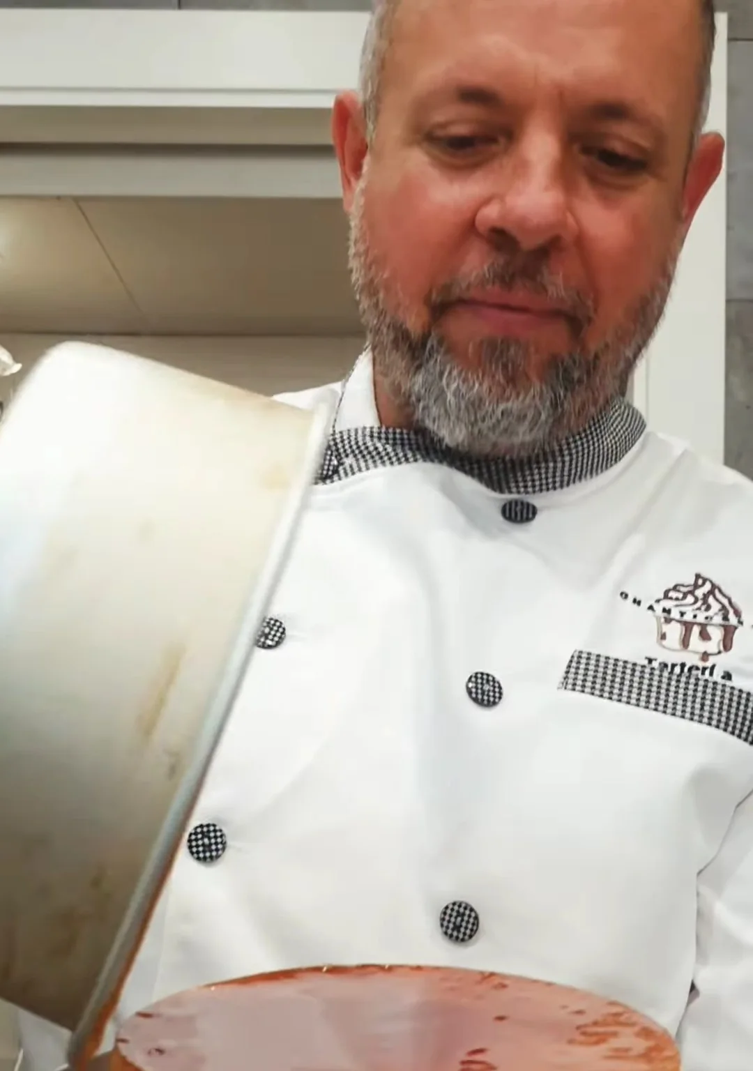 Paul desmoldando una tarta flan