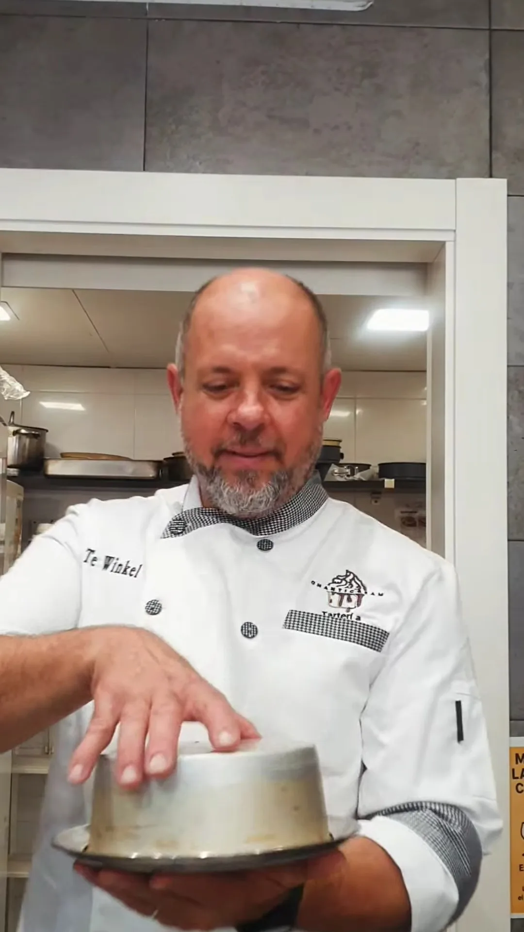 Paul, pastelero de Chanticream, con una tarta flan
