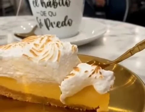 Pie de limón en plato dorado