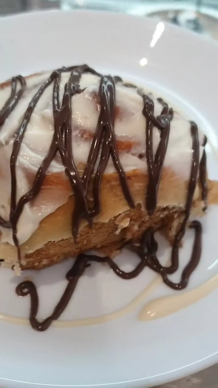 Rollo de canela con chocolate