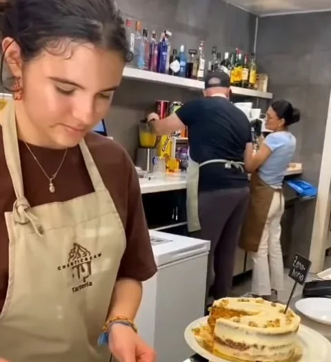 Sirviendo porciones de tarta en la barra