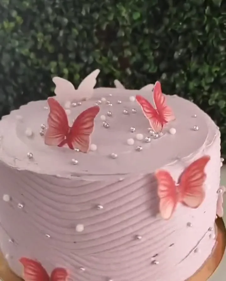 Tarta rosa decorada con mariposas