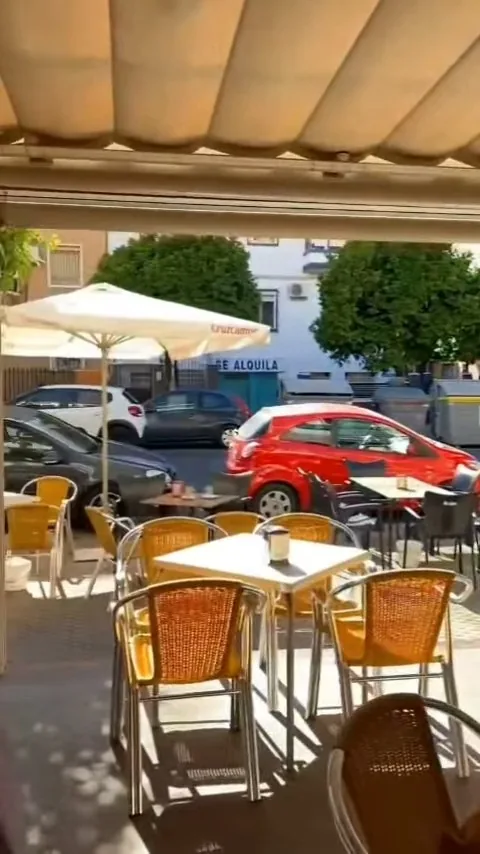 Terraza con sombrillas