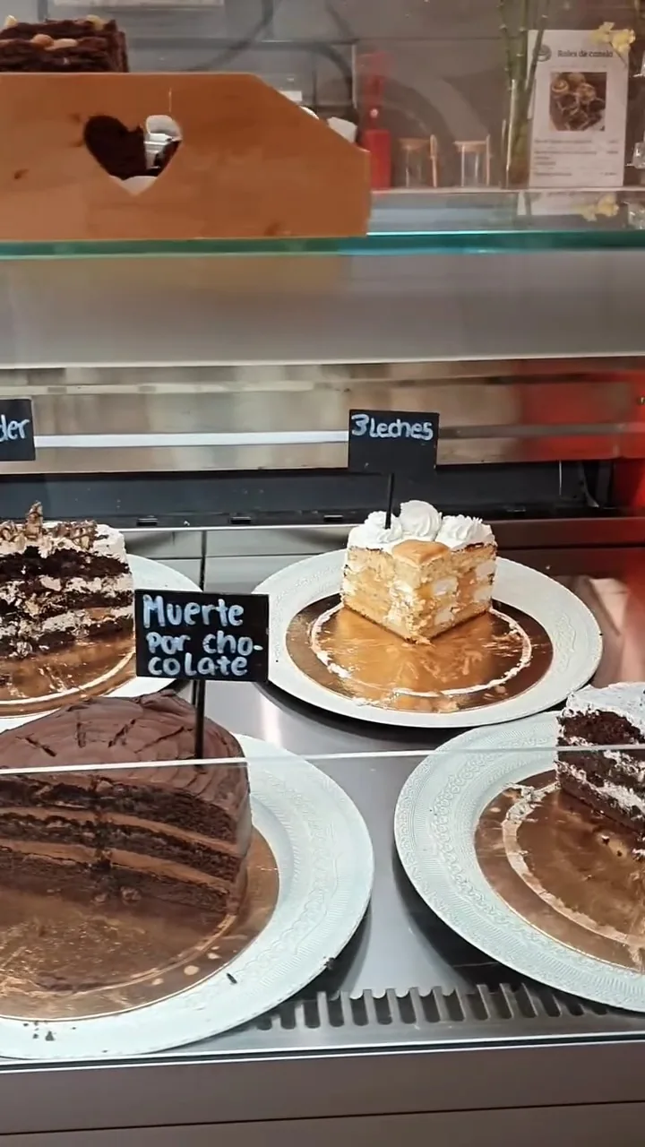 Porciones de muerte por chocolate, zanahoria y Kinder en la vitrina
