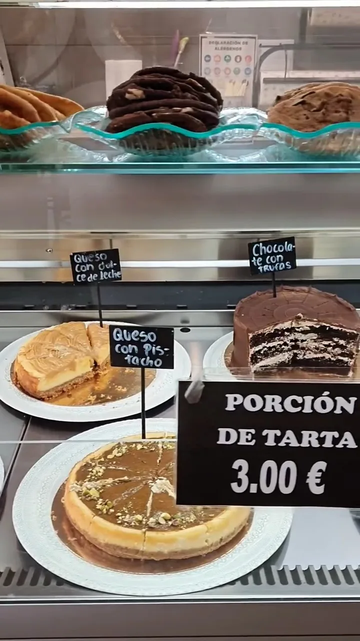 Cartel de porción de tarta a 3 euros en la vitrina