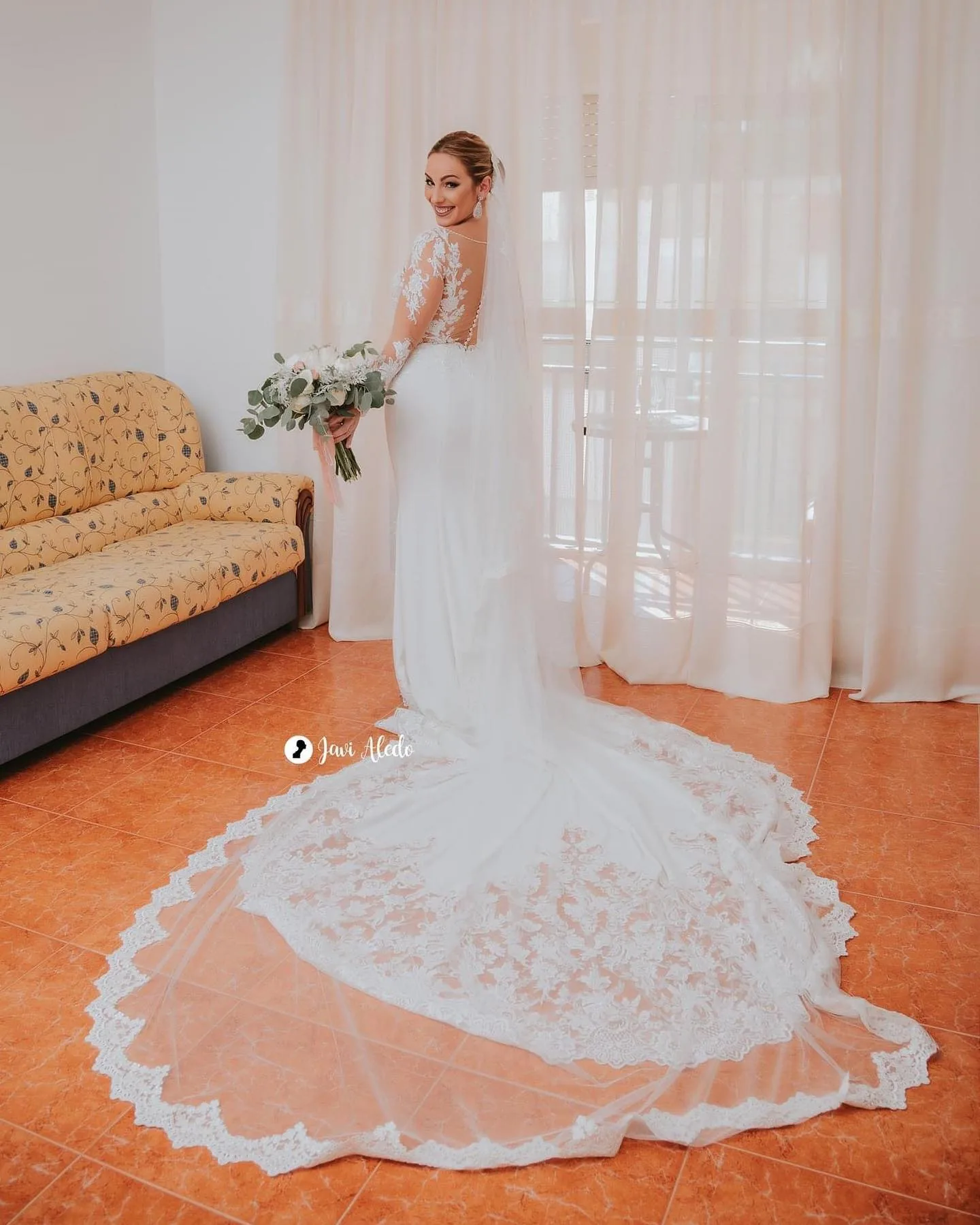 Novia de espaldas con la cola del vestido extendida