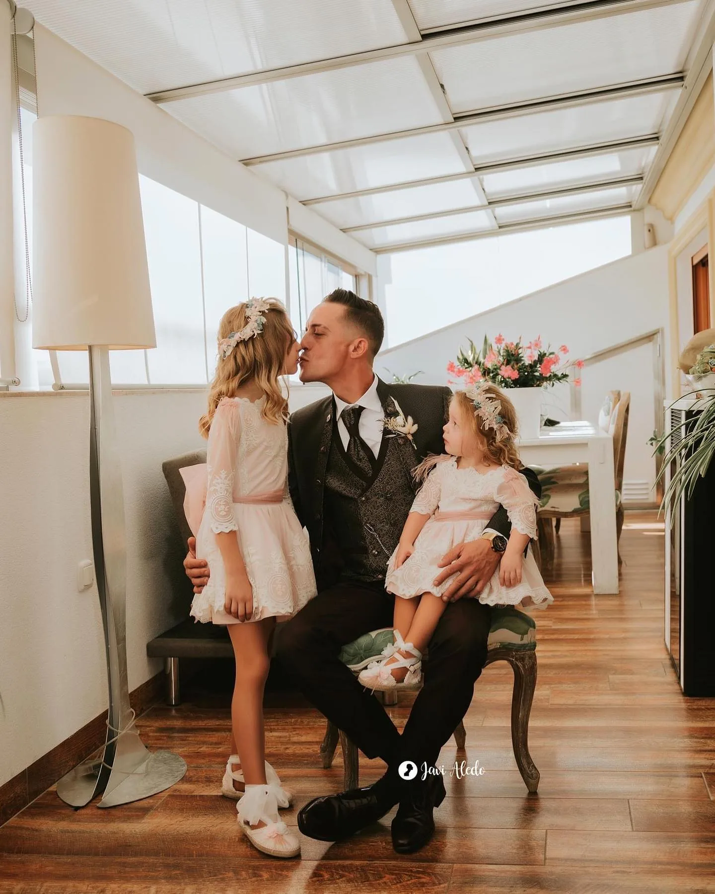 El novio con sus hijas antes de la boda