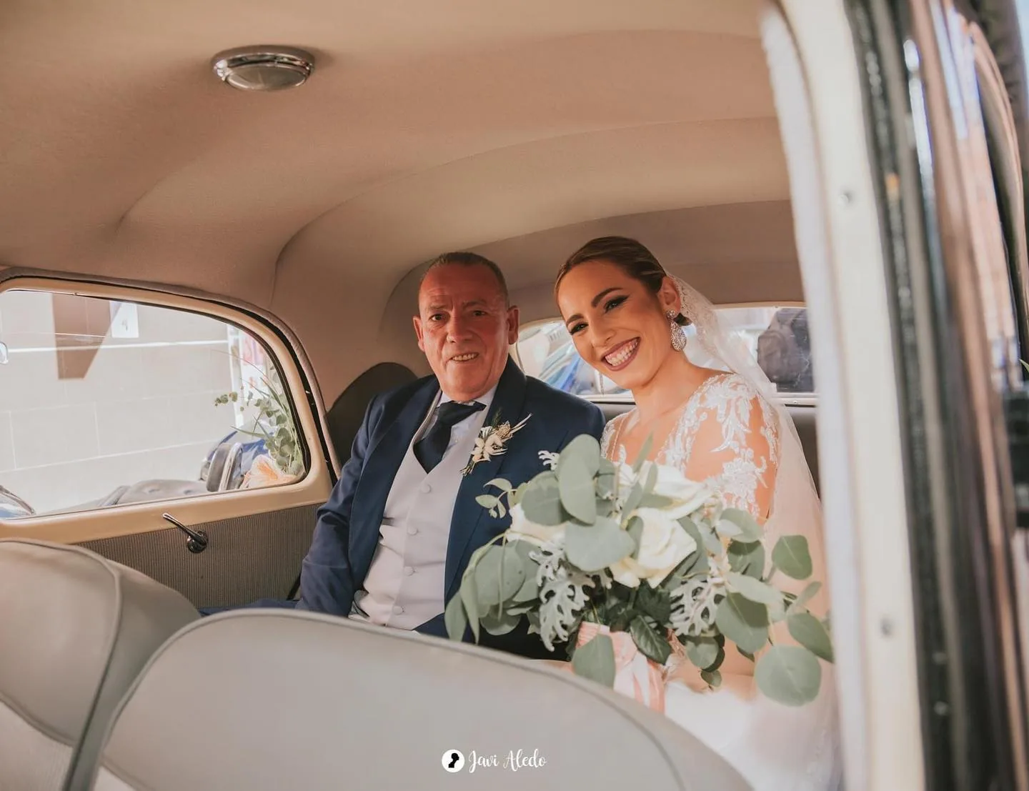 La novia y su padre en el coche camino de la ceremonia
